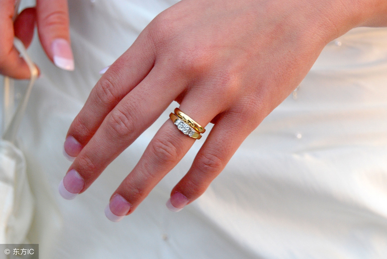 女生的婚戒和订婚戒指戴哪个手指,结婚戒指戴在哪只手才是正确的