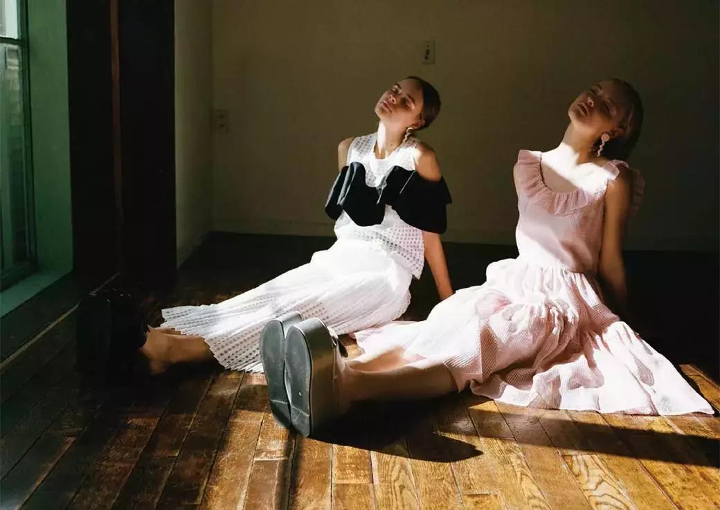 小众轻奢单鞋秋冬搭裙子,仙气裙子搭配的小白鞋推荐