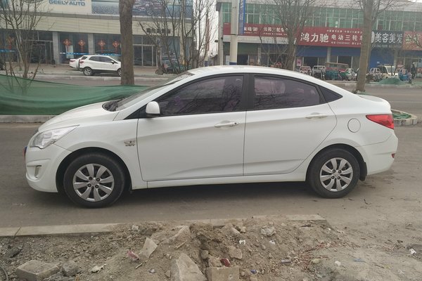 现代-瑞纳,操控顺手,方向盘回馈力较合理