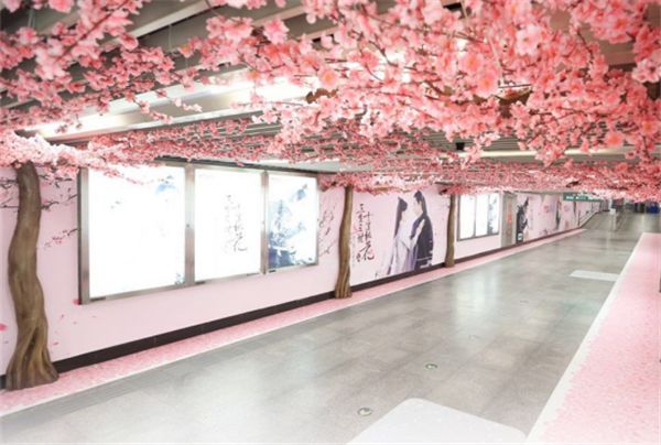 地铁外面广告是怎么弄的,地铁里你不要眨眼睛的广告