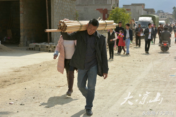 元宵节,是凉山传统农具交易日——德昌赶草坝场看你能认识多少农具?