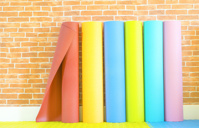 初学者适合用哪种类型的瑜伽垫,瑜伽垫怎么选新手如何选择瑜伽垫