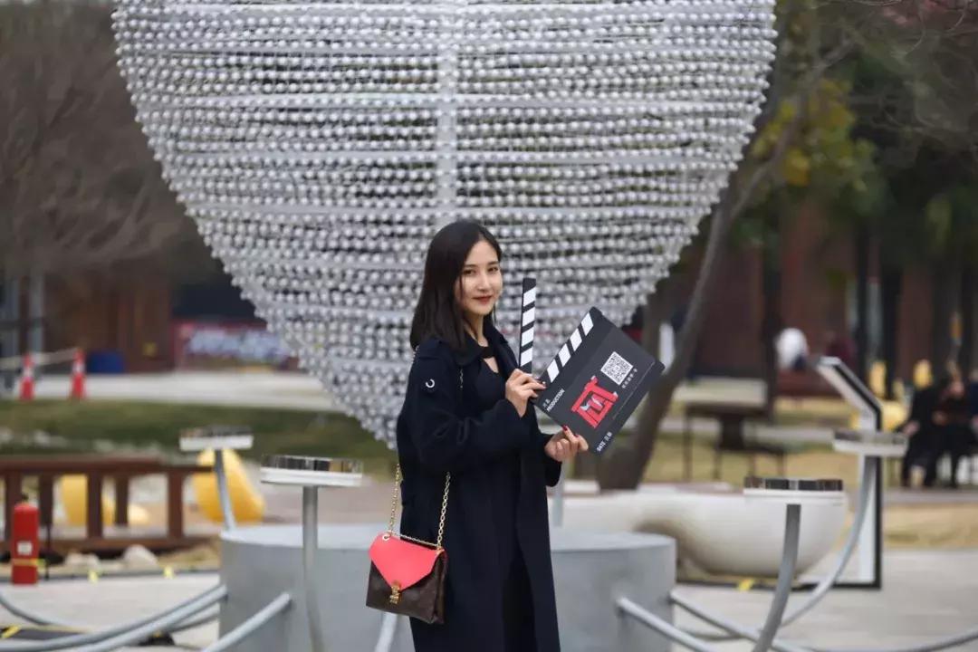 明星二姐张歆艺街拍,张歆艺红色波点裙伦敦街拍