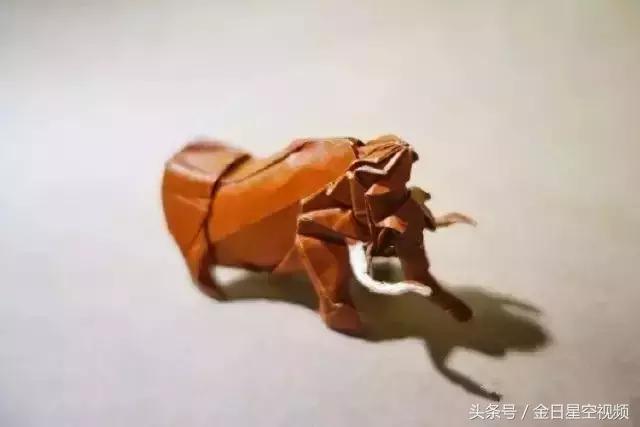 用纸折出来的能卖20万的螳螂,折纸天才秦坤一只纸螳螂卖到21万