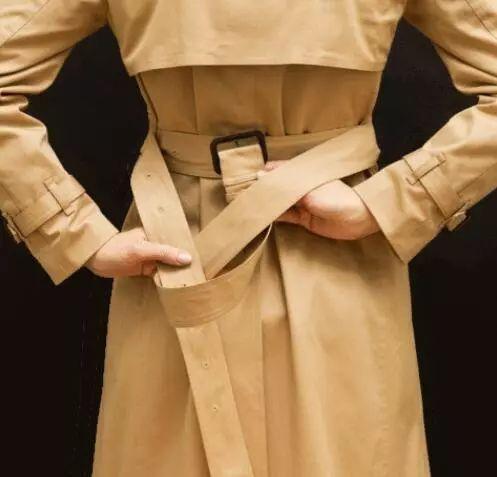 系风衣腰带单蝴蝶结的方法慢动作,巴宝莉男士风衣腰带背后正规系法