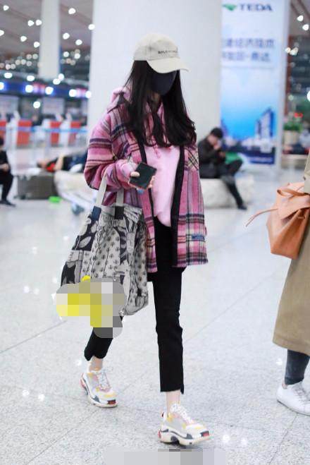 杨幂元宵节机场,杨幂出席活动腿细成竹竿