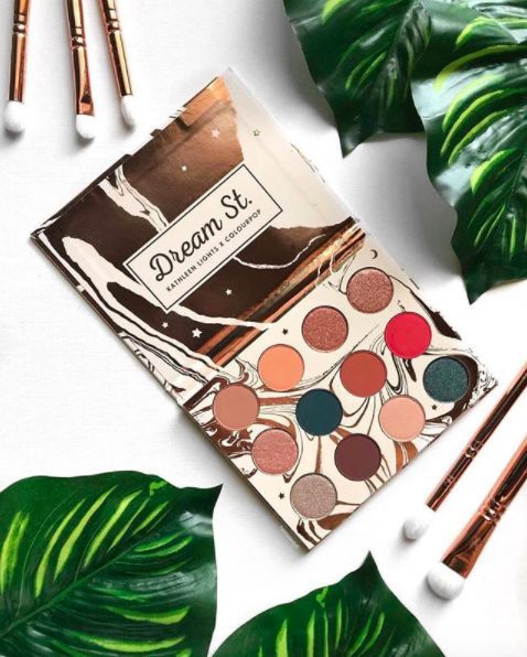 爆红网络靠一头绿发？让80万人沦陷的绝世美颜，竟是靠化妆台上的