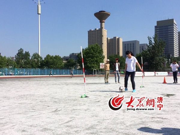 济宁中考体育跳远满分标准是多少,济宁中考体育测试现场