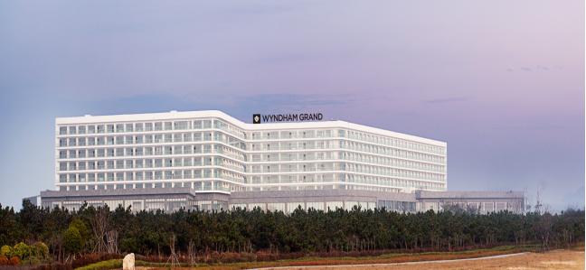 青岛黄岛最清澈最好玩的海边,青岛和黄岛哪个更适合旅游