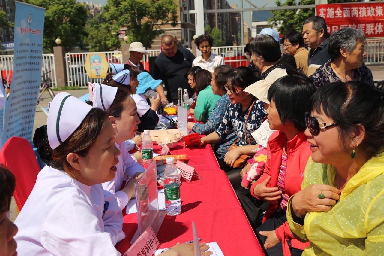 医护人员进社区义诊教老人护牙,省级医学专家下基层服务百姓健康