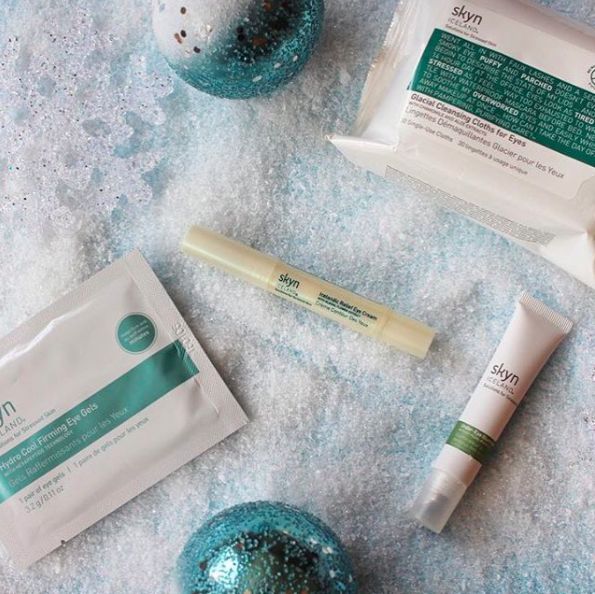 爆红网络靠一头绿发？让80万人沦陷的绝世美颜，竟是靠化妆台上的