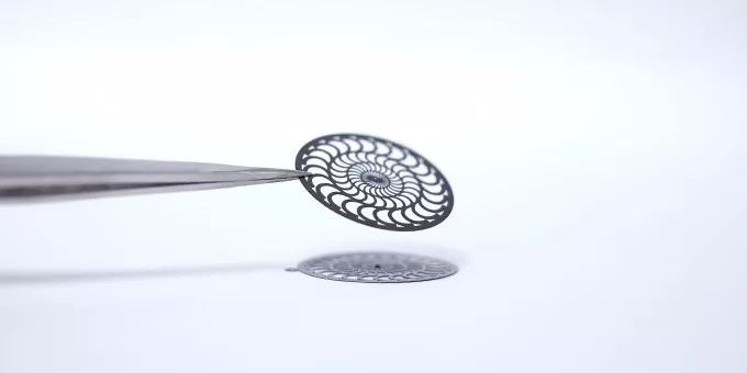 极简设计的思想与深度,流动的时间钟表绘画