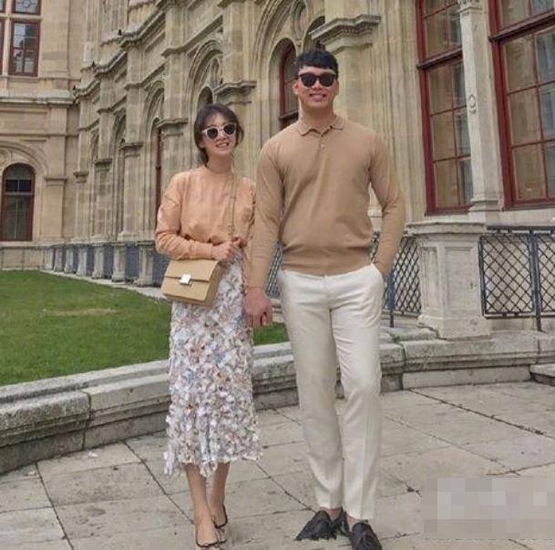 春季必试的情侣装搭配用桃花色为爱情加分！