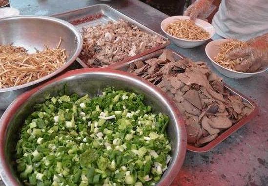 这碗小吃,名字可能你没听过,但吃的人非常多,大妈一天卖300碗