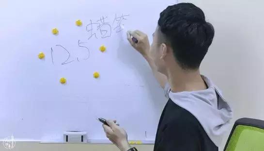 我们让4个直男猜化妆品，女生们哭晕在厕所！哈哈哈哈...