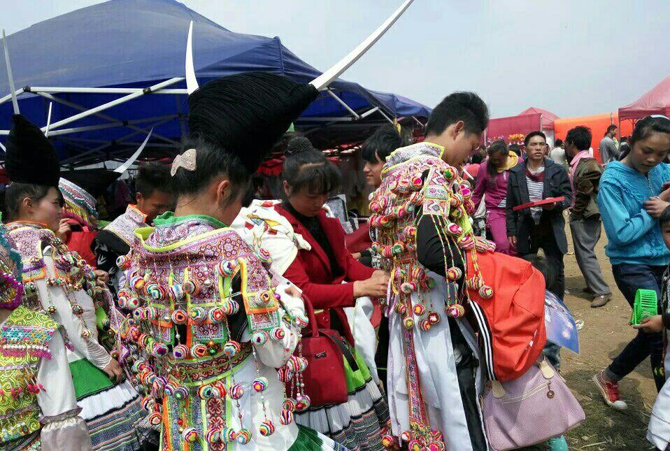 贵州毕节苗族一些风俗,苗族婚礼新娘出嫁风俗