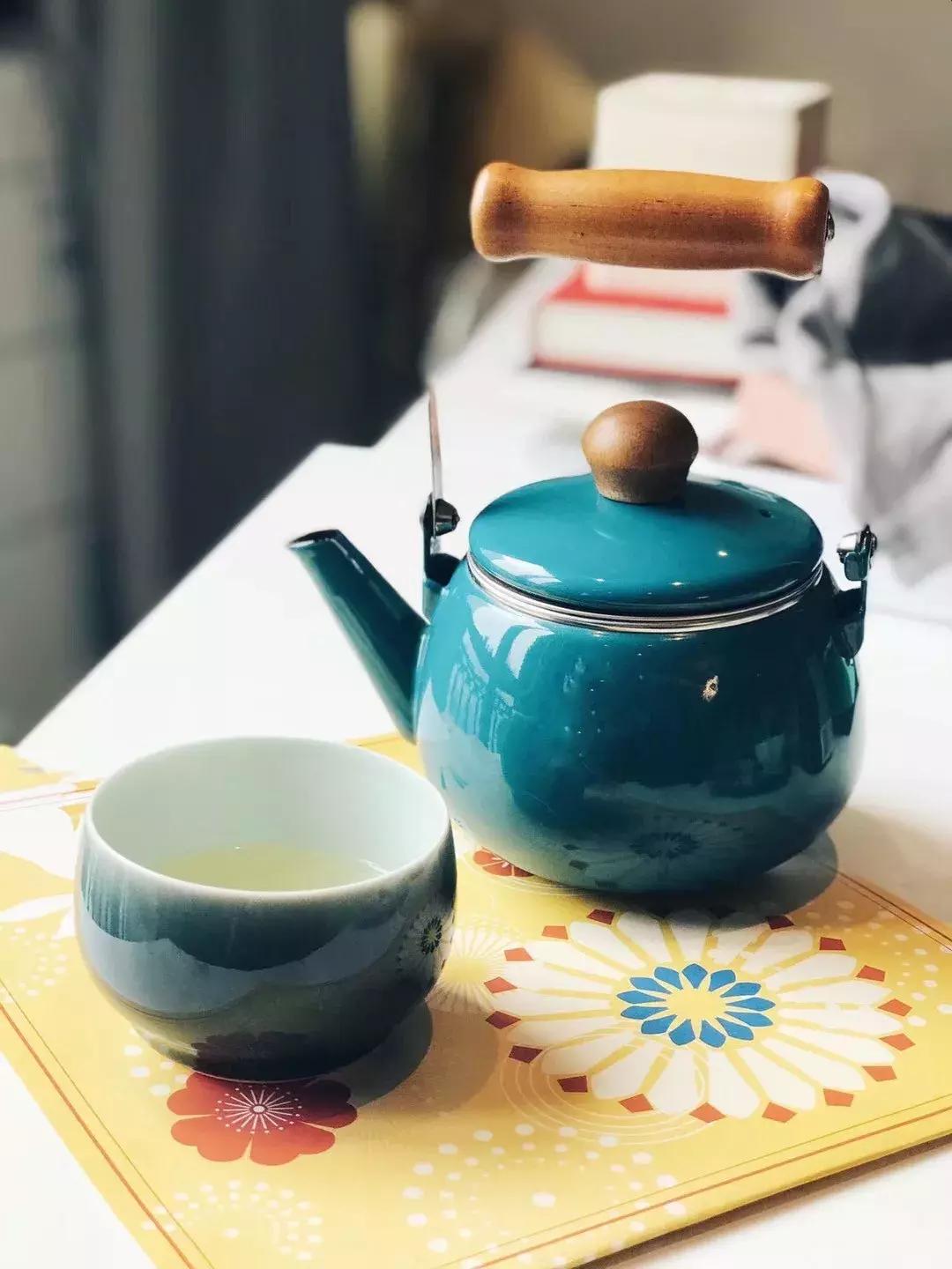 喝水选择自己喜欢的杯子,选择喝水的杯子