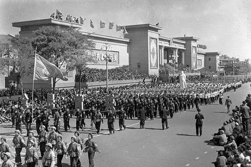 海河中心广场，天津消失的苏式主席台，曾是哏都消夏胜地