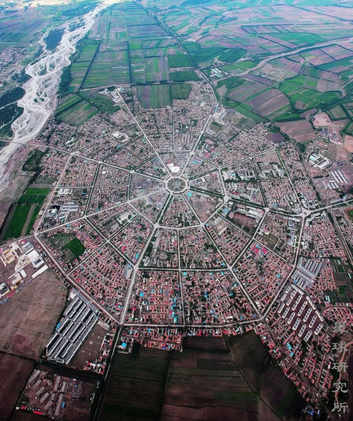 伊犁这个偏远的西部城市,新疆伊犁市靠近哪个位置