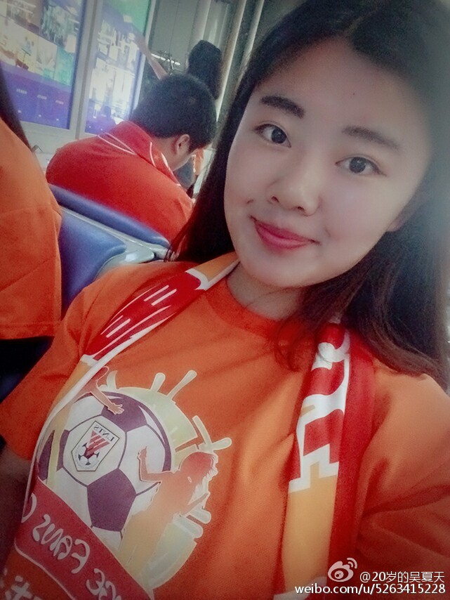 山东鲁能泰山美女球迷震撼开场,山东鲁能美女球迷图片