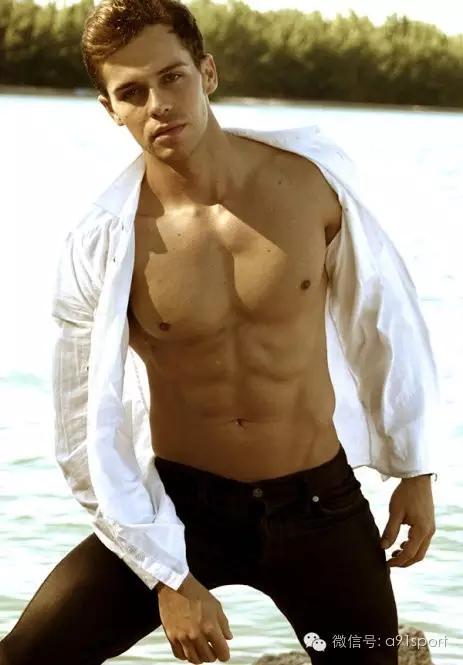 看这群男人是如何把xiong撑大的！