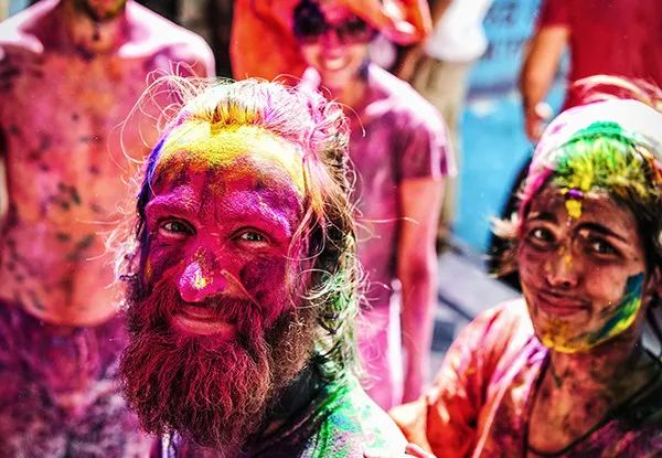 古老国度染上缤纷色彩，这样的洒红节让上帝也为之疯狂！