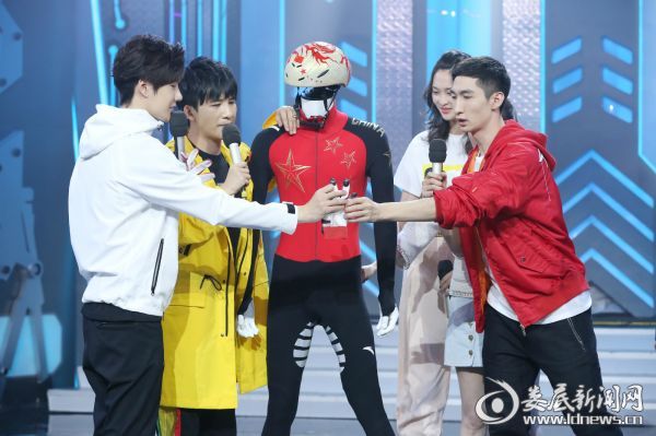 武大靖合影王一博,王一博金靖天天向上视频