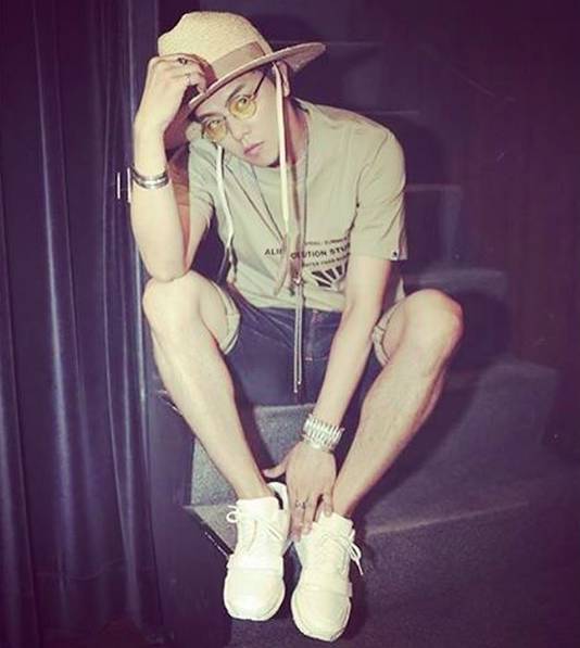 白色NMD、AJ简直防不胜防！看看Icon们夏天爱穿的小白鞋