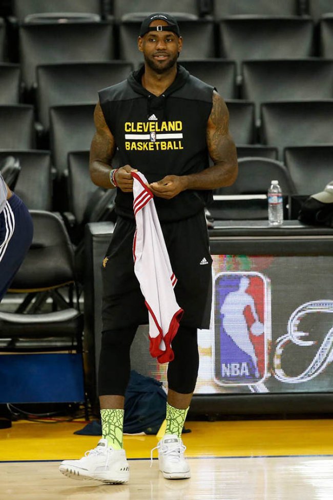 球鞋的夜光底,adidasyeezyboost750gum