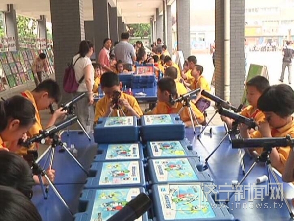 济宁霍家街小学学生宣誓,济宁市霍家街小学教室