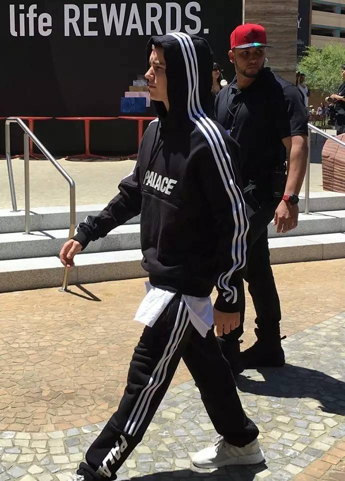 白色NMD、AJ简直防不胜防！看看Icon们夏天爱穿的小白鞋