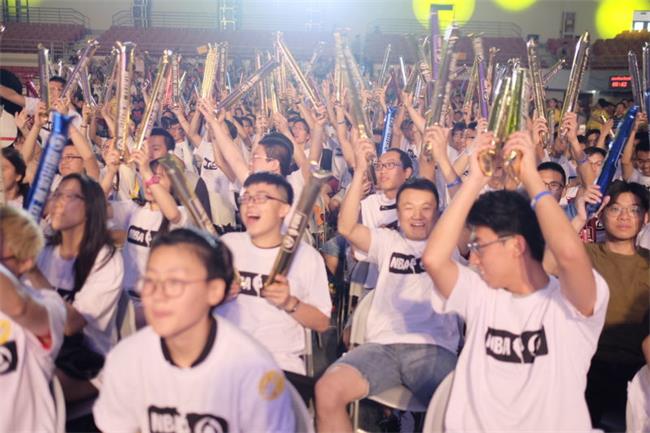 组织一场千名学生的看球趴，要的是NBA球迷更加年轻化