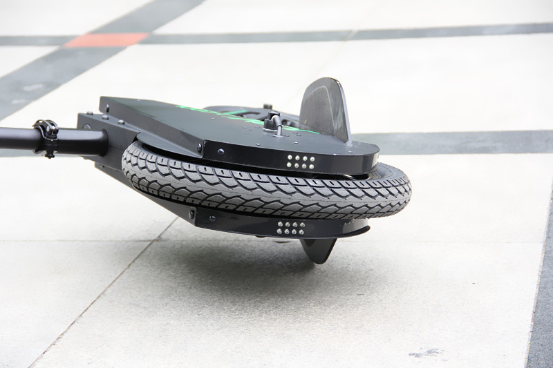 站着开车也很酷即酷立行电动车全体验