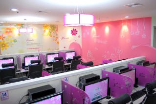 怪不得韩国欧巴脸滚键盘也能赢中国吊丝！原来他们的网吧是这样