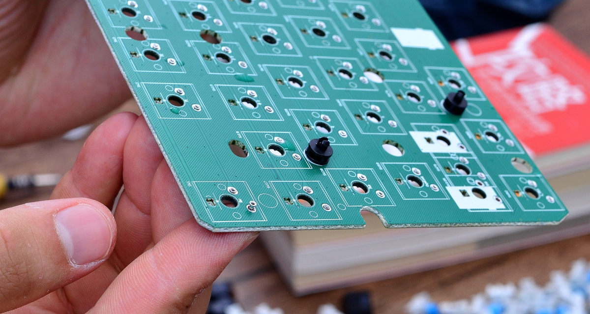 可换轴机械键盘走向2.0时代，E元素三防机械键盘对比拆解