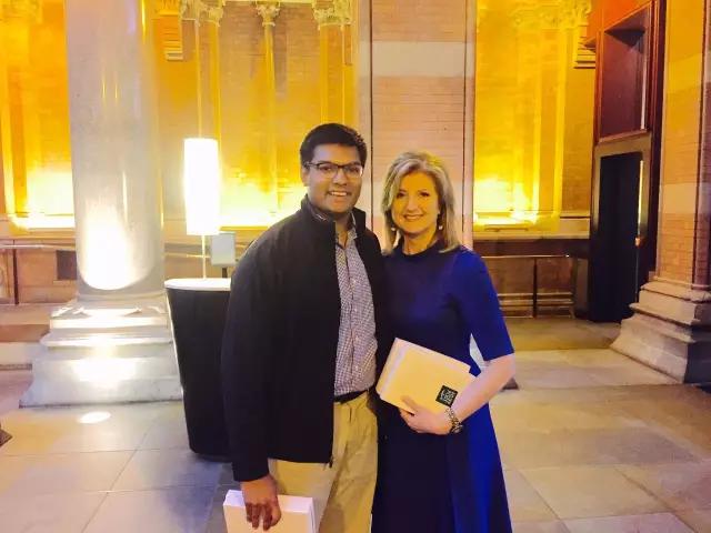 他靠加好友认识了各国政要和企业家，现在开公司卖朋友圈运营秘籍