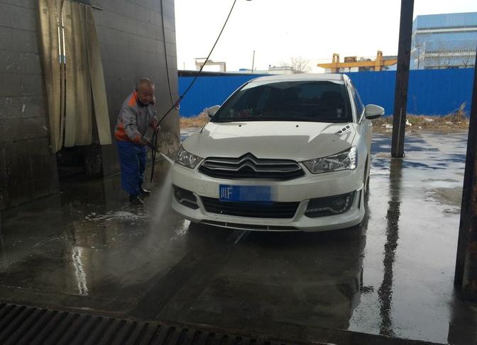 世嘉vts顶配,开着比较稳的轿车