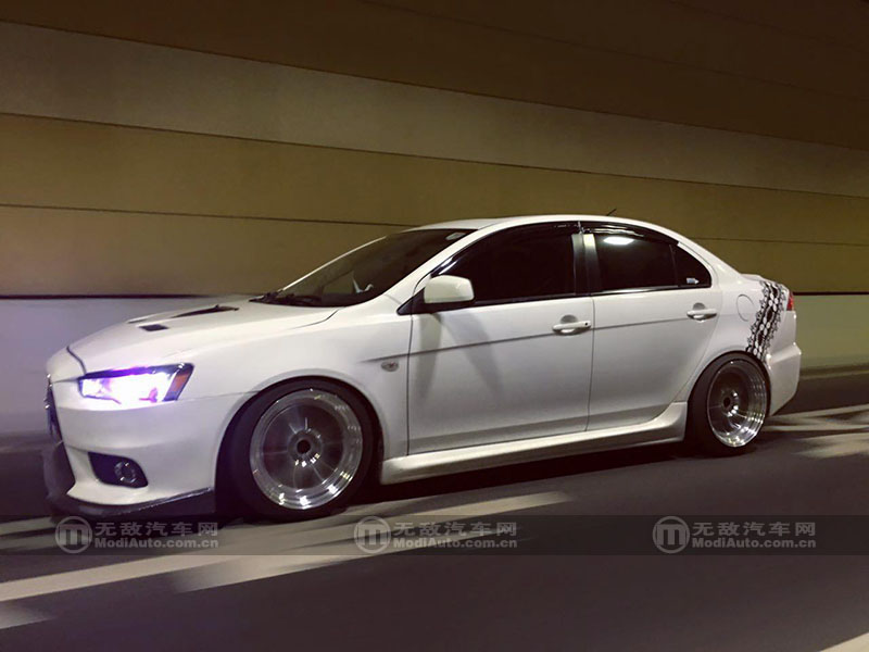 穿梭于繁华都市演绎着专属的姿态翼神