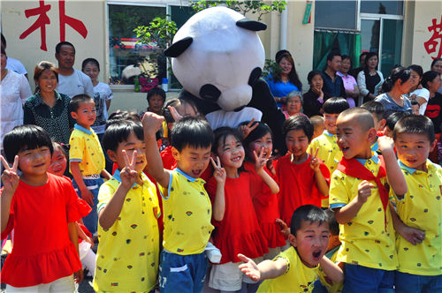 东高庄小学爱心捐赠,捐赠爱心给大梧小学