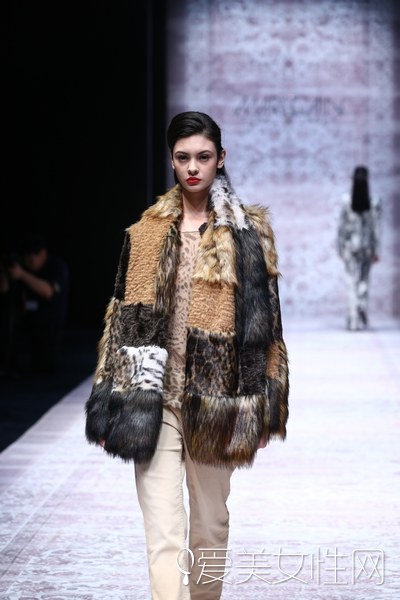 陈慧琳长腿出席活动坐姿,陈慧琳跳舞现场版露脐装