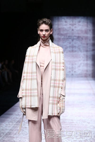 陈慧琳长腿出席活动坐姿,陈慧琳跳舞现场版露脐装