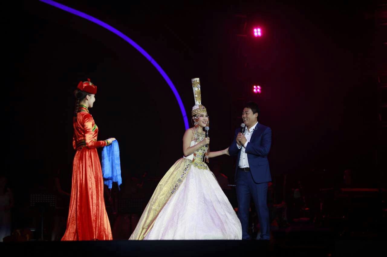 乌兰图雅王丽达演唱会40首连唱,乌兰图雅套马杆2020群星演唱会