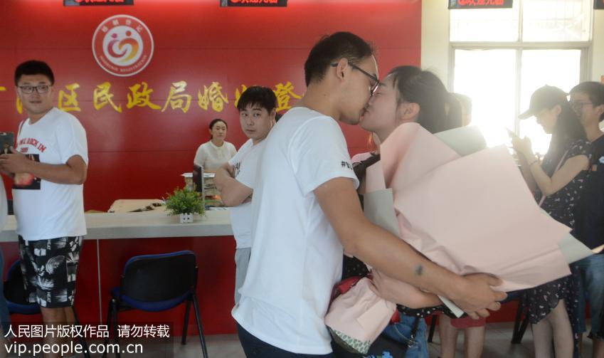 “亲亲我我”别过头咬破嘴唇小心患上“接吻病”