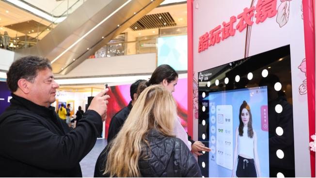 亚瑟士应用衣脉科技智能试衣镜，一起玩转酷玩运动派对