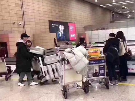 张翰分手后第一次现身机场,张翰过海关完整视频