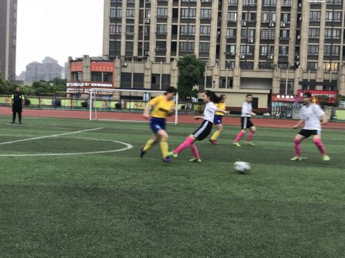 铿锵玫瑰中国女足夺冠献歌,女足铿锵玫瑰黄金一代