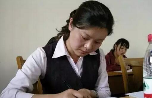 灰指甲一个传染俩是传染别人吗,灰指甲好多年了也不传染该怎么治