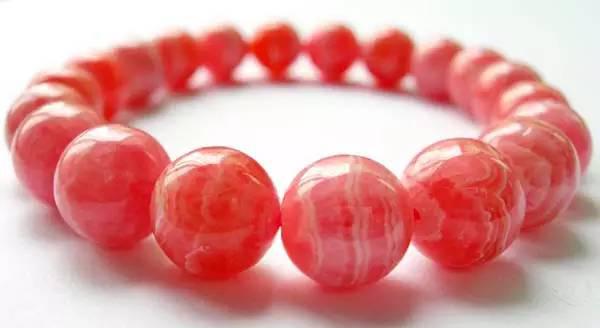 幸得玲珑配娇颜，美石晶莹春色眷——红纹石