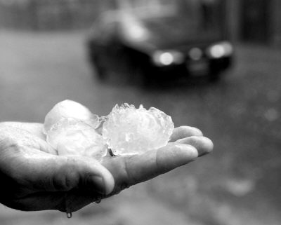 下雹子车损险管赔吗,开车开河里保险会赔么