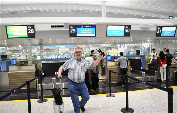 首航乘客,机场t2航站楼正式启用